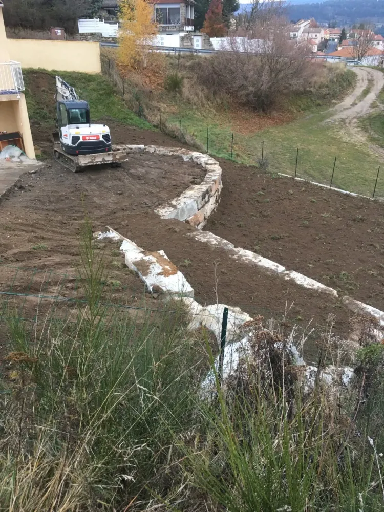 Enrochement à  Saint-Flour-de-Mercoire