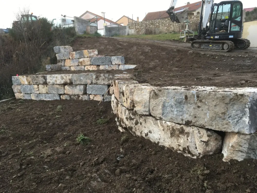 Mur en pierre à  Saint-Flour-de-Mercoire